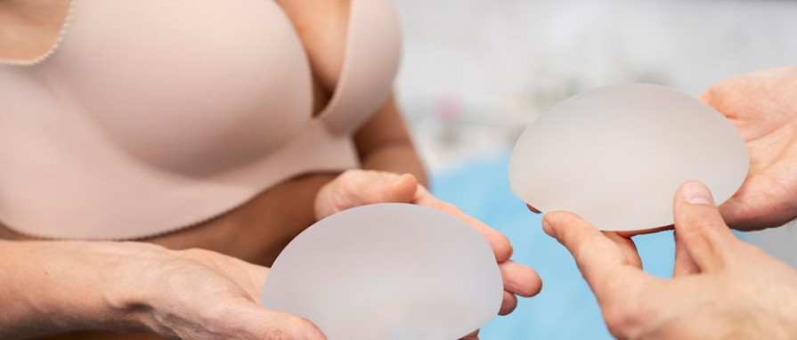 Brustvergrößerung: Silikonimplantate oder Eigenfett – Was ist die bessere Wahl?